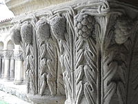Uvas en capitel románico en Santillana.jpg